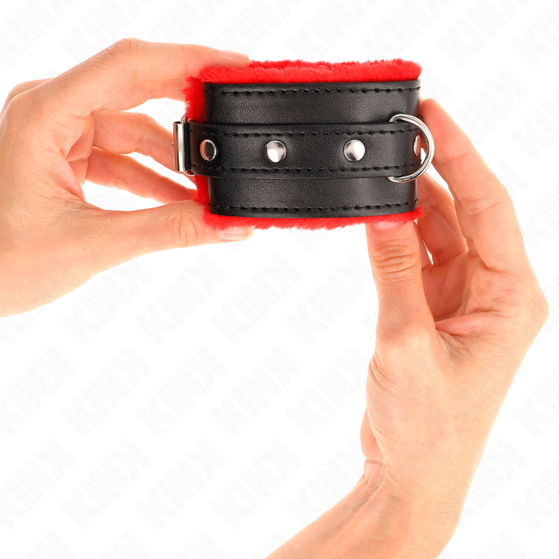 KINK - RESISTENZA DA POLSO PREMIUM FODERATA IN PELLICCIA ROSSO CON CINTURA NERA REGOLABILE 17-29 CM X 6 CM - KINK COLLAR & GAG | Lingerie Harness Boutique