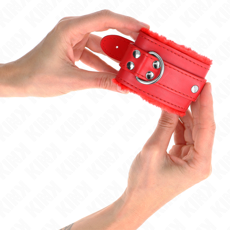 KINK - RESISTENZA DA POLSO IMBOTTITA IN PELLICCIA ROSSO CON CINTURA ROSSA REGOLABILE 17-29 CM X 6 CM - Lingerie Harness Boutique | Lingerie Harness Boutique