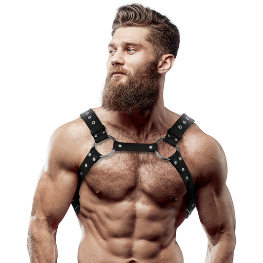 FETISH SUBMISSIVE ATTITUDINE - IMBRACATURA PER IL PETTO IN ECOPELLE DA UOMO CON BORCHIE - FETISH SUBMISSIVE ATTITUDE | Lingerie Harness Boutique