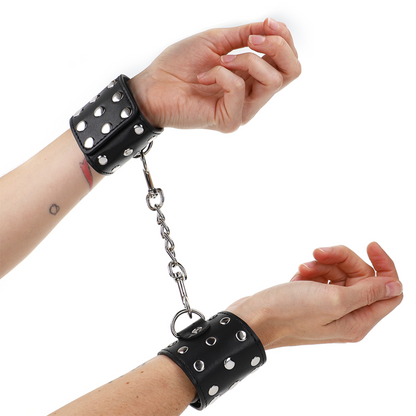 KINK - RESISTENZA DA POLSO CON CHIUSURA A SCATTO COMPLETA DI RIVETTI NERA REGOLABILE 19-24 CM X 5,5 CM - KINK COLLAR & GAG | Lingerie Harness Boutique