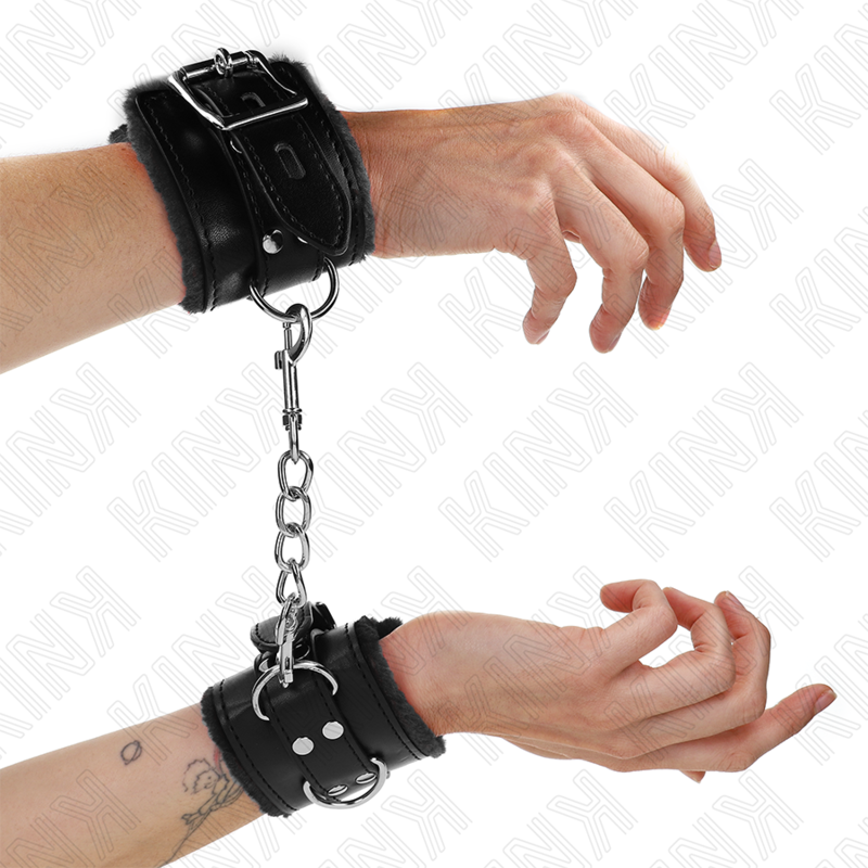 KINK - RESISTENZA DA POLSO IMBOTTITA IN PELLICCIA NERA CON CINTURA NERA REGOLABILE 17-29 CM X 6 CM - KINK COLLAR & GAG | Lingerie Harness Boutique