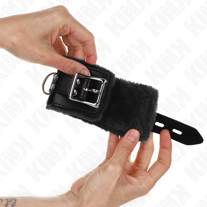 KINK - RESISTENZA DA POLSO IMBOTTITA IN PELLICCIA NERA CON CINTURA NERA REGOLABILE 17-29 CM X 6 CM - KINK COLLAR & GAG | Lingerie Harness Boutique
