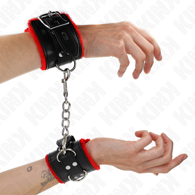 KINK - POLSINI IMBOTTITI IN PELLICCIA CON FORI QUADRI CINTURA ROSSA E NERA REGOLABILE 17-29 CM X 6 CM - KINK COLLAR & GAG | Lingerie Harness Boutique