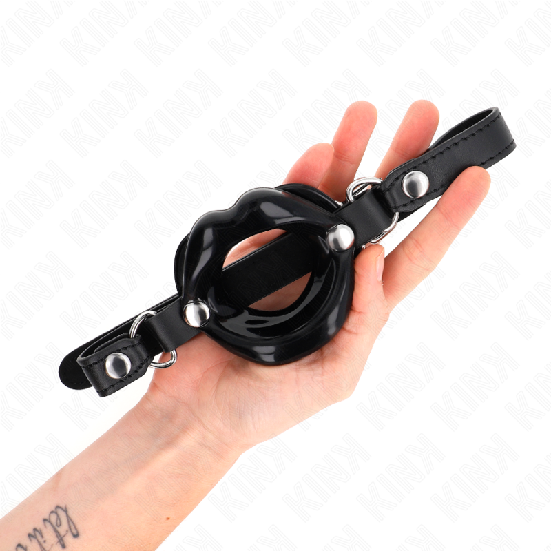 KINK - BAVAGLIO LIP 8 CM CON CINTURINO IN SIMILPELLE NERA 63 x 2 CM REGOLABILE 39-58 CM - KINK COLLAR & GAG | Lingerie Harness Boutique