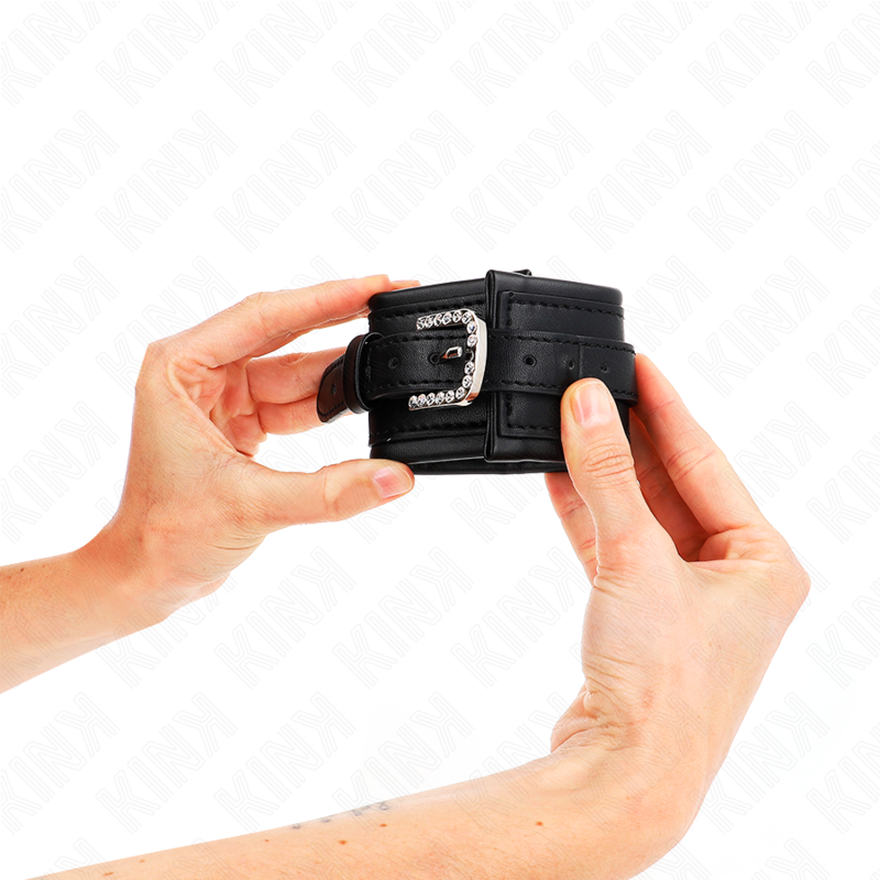 KINK - POGGIPOLSO CON FIBBIA STRASS NERO REGOLABILE 25-32 CM X 5,5 CM - Lingerie Harness Boutique | Lingerie Harness Boutique