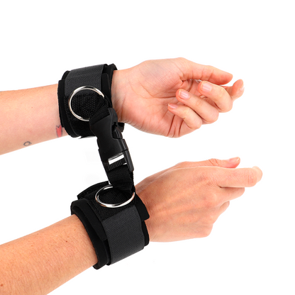 KINK - TENUTA DA POLSO IN NEOPRENE CON GANCIO E LOOP NERA REGOLABILE 22-34 CM - KINK COLLAR & GAG | Lingerie Harness Boutique