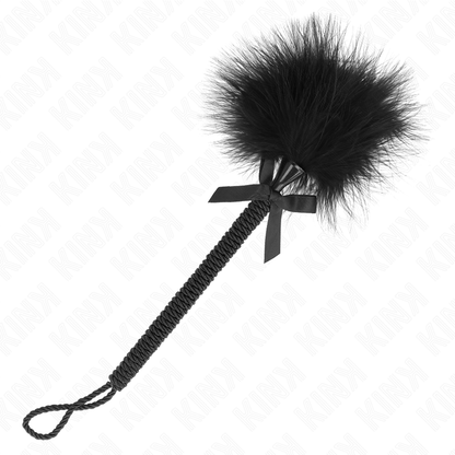 KINK - BACCHETTA IN CORDA DI NYLON CON PIUME TICKLE E FIOCCO NERO 25 CM - KINK IMPACT & TOUCH | Lingerie Harness Boutique