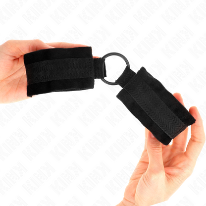KINK - POLSINI IN PELLICCIA PER PRINCIPIANTI 25 CM CON O-RING 4 CM NERO REGOLABILE 15-25 CM - KINK COLLAR & GAG | Lingerie Harness Boutique