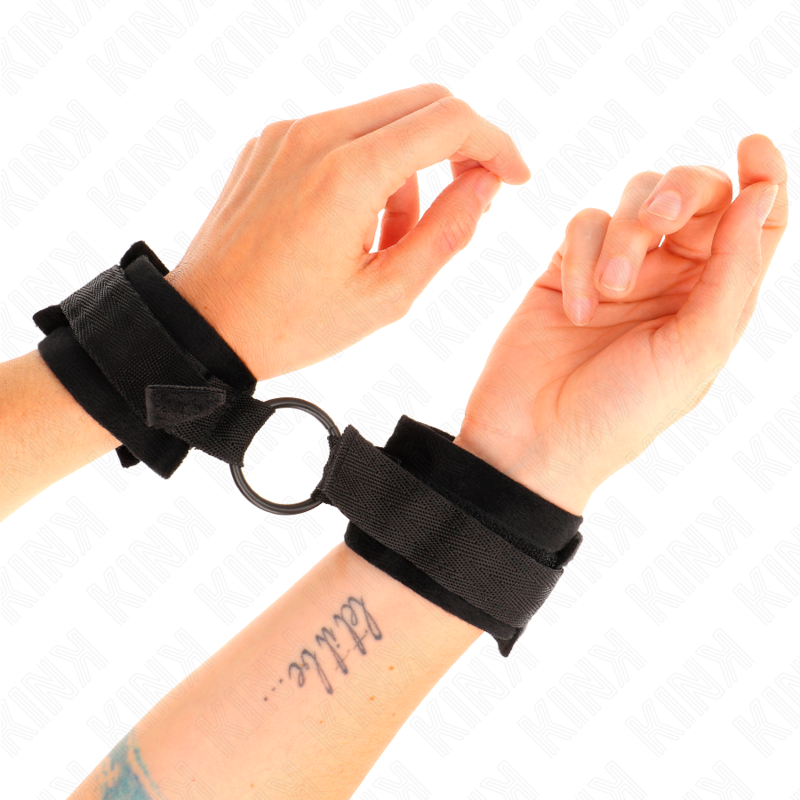 KINK - POLSINI IN PELLICCIA PER PRINCIPIANTI 25 CM CON O-RING 4 CM NERO REGOLABILE 15-25 CM - KINK COLLAR & GAG | Lingerie Harness Boutique