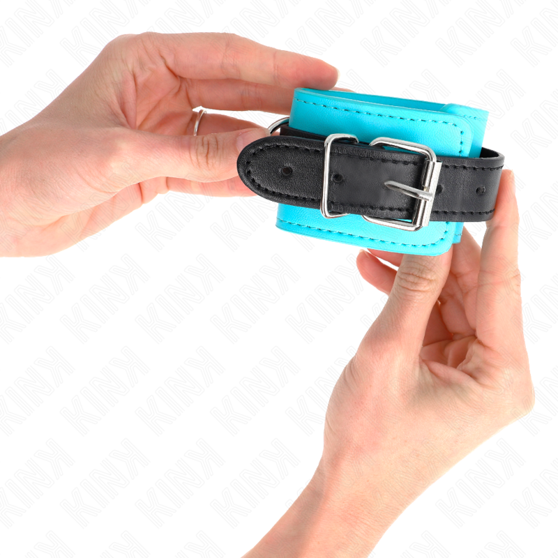 KINK - RESISTENZA DA POLSO CON GANCIO BLU IMBOTTITO IN PELLICCIA REGOLABILE 20-28 CM X 5,5 CM - Lingerie Harness Boutique | Lingerie Harness Boutique
