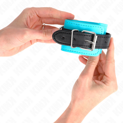 KINK - RESISTENZA DA POLSO CON GANCIO BLU IMBOTTITO IN PELLICCIA REGOLABILE 20-28 CM X 5,5 CM - Lingerie Harness Boutique | Lingerie Harness Boutique