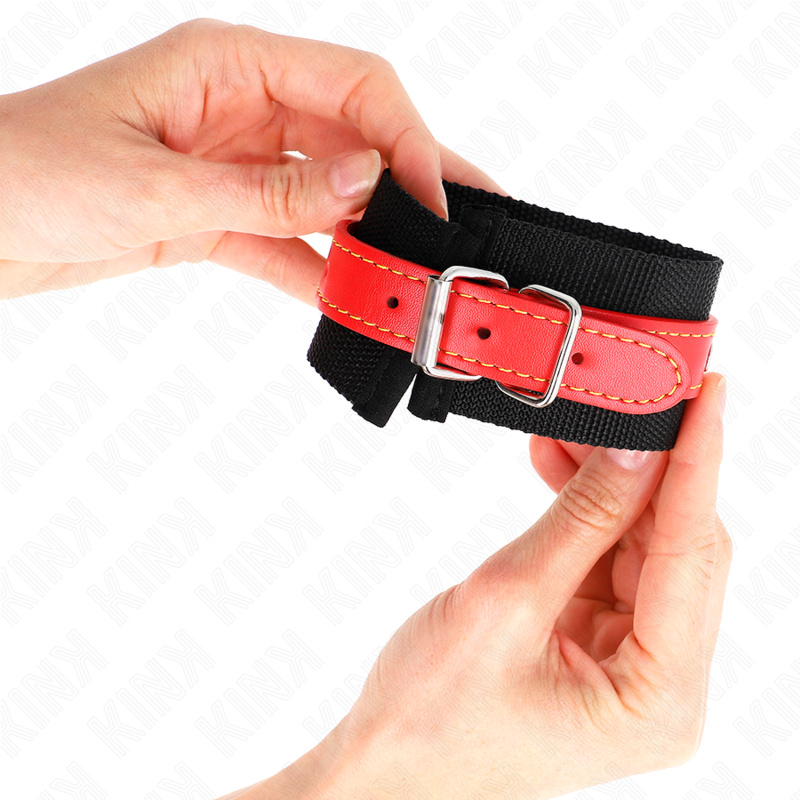 KINK - RESISTENZA DA POLSO IN NYLON NERO CON SIMILPELLE ROSSO REGOLABILE 19-24 CM X 5,5 CM - KINK COLLAR & GAG | Lingerie Harness Boutique