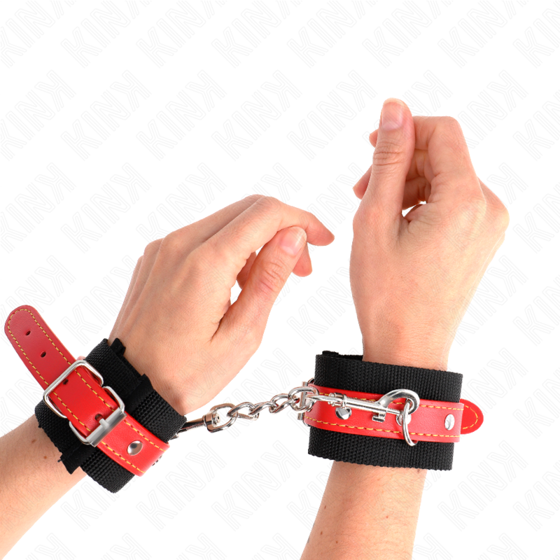 KINK - RESISTENZA DA POLSO IN NYLON NERO CON SIMILPELLE ROSSO REGOLABILE 19-24 CM X 5,5 CM - KINK COLLAR & GAG | Lingerie Harness Boutique