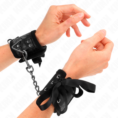 KINK - RESISTENZA DA POLSO SCANDALO DETTAGLI IN PIZZO NERO 24,5 CM X 6,5 CM - KINK COLLAR & GAG | Lingerie Harness Boutique