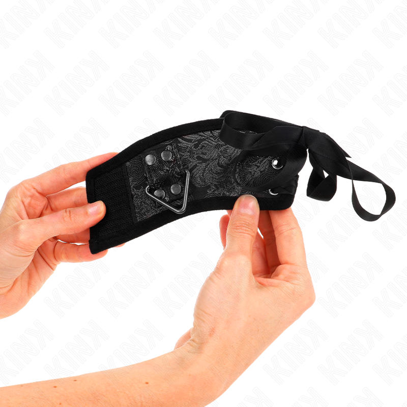 KINK - RESISTENZA DA POLSO SCANDALO DETTAGLI IN PIZZO NERO 24,5 CM X 6,5 CM - KINK COLLAR & GAG | Lingerie Harness Boutique