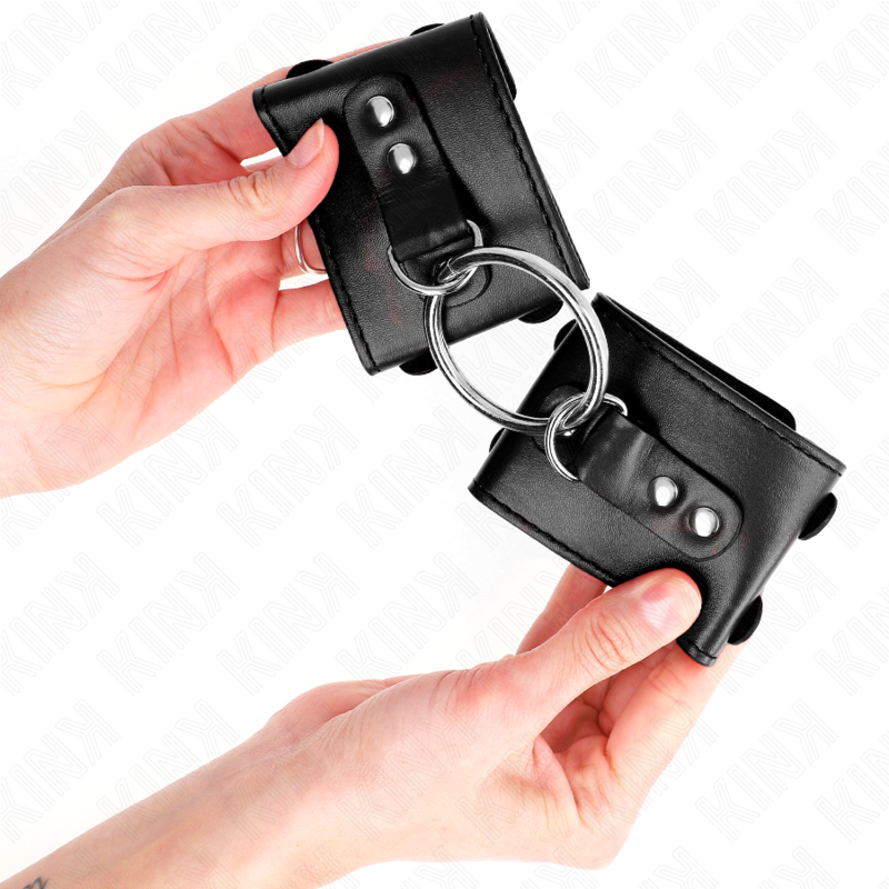 KINK - POLSO FISSO CON ANELLO E BORCHIE REGOLABILE NERO 17-22 CM X 6,5 CM - KINK COLLAR & GAG | Lingerie Harness Boutique