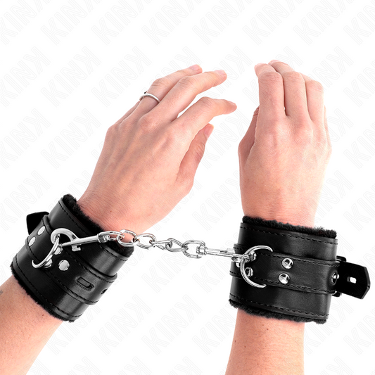 KINK - POLSINI IMBOTTITI IN PELLICCIA CON FORI QUADRI NERI E CINTURA NERA REGOLABILE 17-29 CM X 6 CM - KINK COLLAR & GAG | Lingerie Harness Boutique