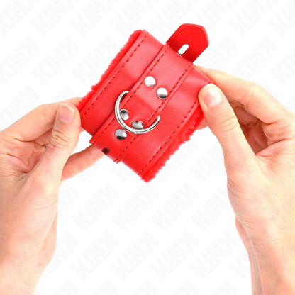 KINK - POLSINI IMBOTTITI IN PELLICCIA CON FORI QUADRI ROSSO E CINTURA ROSSA REGOLABILE 17-29 CM X 6 CM - Lingerie Harness Boutique | Lingerie Harness Boutique