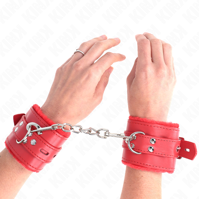 KINK - POLSINI IMBOTTITI IN PELLICCIA CON FORI QUADRI ROSSO E CINTURA ROSSA REGOLABILE 17-29 CM X 6 CM - KINK COLLAR & GAG | Lingerie Harness Boutique