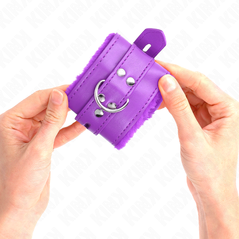 KINK - POLSINI IMBOTTITI IN PELLICCIA CON FORI QUADRI VIOLA E CINTURA VIOLA REGOLABILE 17-29 CM X 6 CM - Lingerie Harness Boutique | Lingerie Harness Boutique