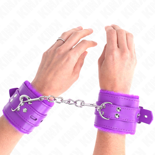 KINK - POLSINI IMBOTTITI IN PELLICCIA CON FORI QUADRI VIOLA E CINTURA VIOLA REGOLABILE 17-29 CM X 6 CM - KINK COLLAR & GAG | Lingerie Harness Boutique