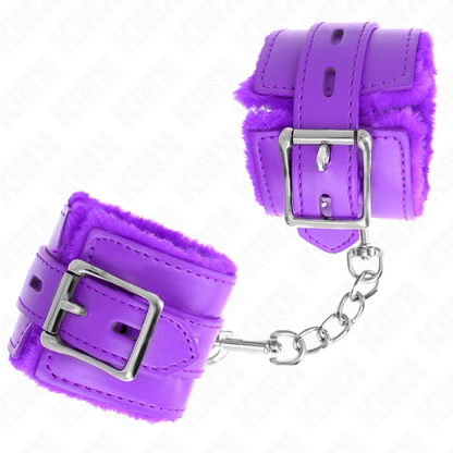 KINK - POLSINI IMBOTTITI IN PELLICCIA CON FORI QUADRI VIOLA E CINTURA VIOLA REGOLABILE 17-29 CM X 6 CM - KINK COLLAR & GAG | Lingerie Harness Boutique
