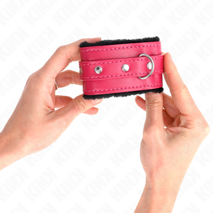 KINK - POGGIPOLSI PREMIUM FODERATI IN PELLICCIA NERI CON CINTURA ROSA LAMPONE REGOLABILE 17-29 CM X 6 CM - Lingerie Harness Boutique | Lingerie Harness Boutique