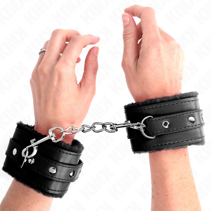 KINK - RESISTENZA DA POLSO PREMIUM FODERATA IN PELLICCIA NERA CON CINTURA NERA REGOLABILE 17-29 CM X 6 CM - KINK COLLAR & GAG | Lingerie Harness Boutique