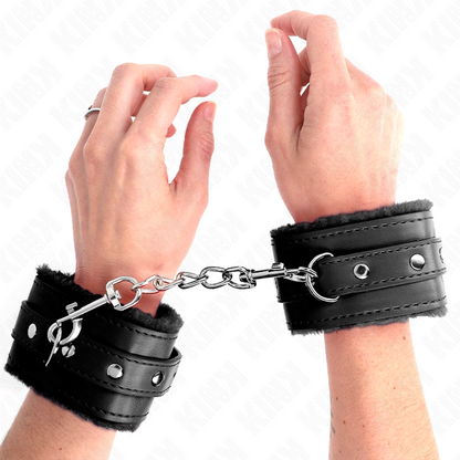KINK - RESISTENZA DA POLSO PREMIUM FODERATA IN PELLICCIA NERA CON CINTURA NERA REGOLABILE 17-29 CM X 6 CM - KINK COLLAR & GAG | Lingerie Harness Boutique