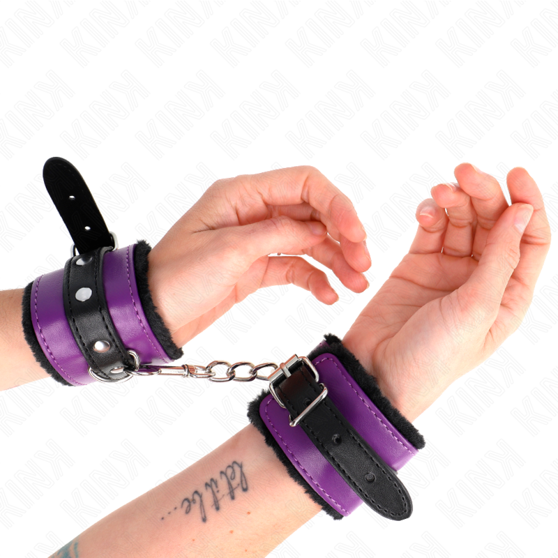 KINK - POGGIPOLSI PREMIUM FODERATI IN PELLICCIA NERI CON CINTURA VIOLA/NERA REGOLABILE 17-29 CM X 6 CM - KINK COLLAR & GAG | Lingerie Harness Boutique