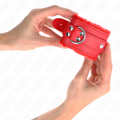 KINK - RESISTENZA DA POLSO IMBOTTITA IN PELLICCIA ROSSO CON CINTURA ROSSA REGOLABILE 17-29 CM X 6 CM - Lingerie Harness Boutique | Lingerie Harness Boutique