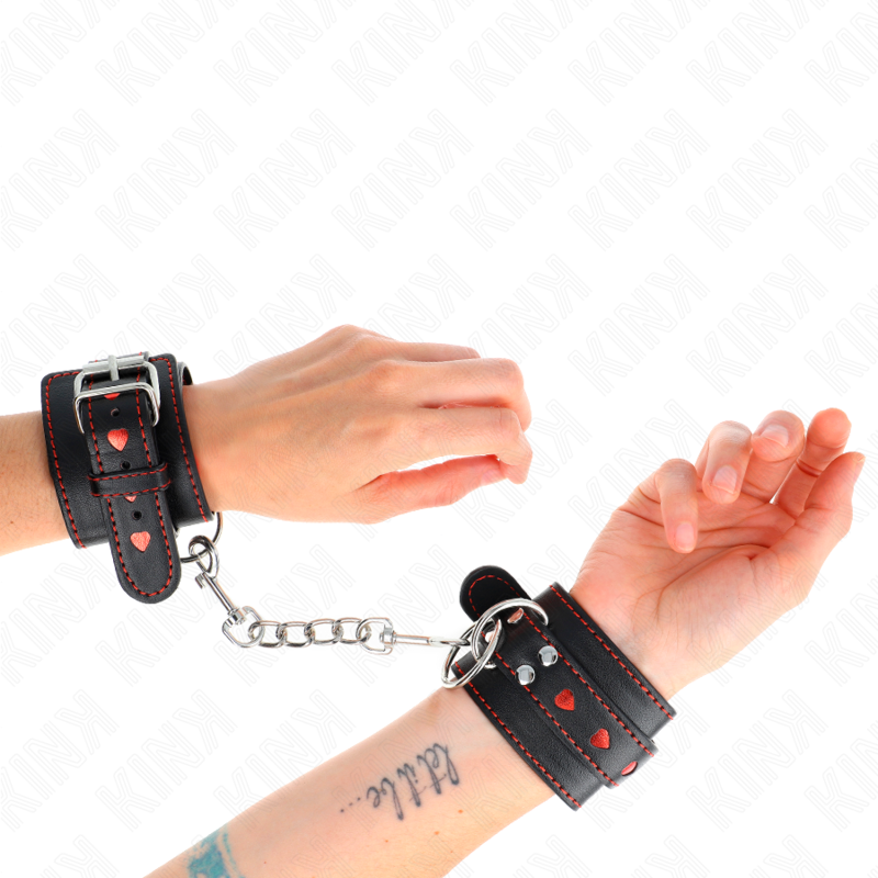 KINK - POLSO NERO CON INTARSIO CUORE ROSSO REGOLABILE 21-28 CM X 5,5 CM - KINK COLLAR & GAG | Lingerie Harness Boutique