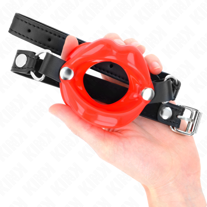 KINK - BAVAGLIO LIP 8 CM CON CINTURINO IN SIMILPELLE ROSSO 63 x 2 CM REGOLABILE 39-58 CM - KINK COLLAR & GAG | Lingerie Harness Boutique