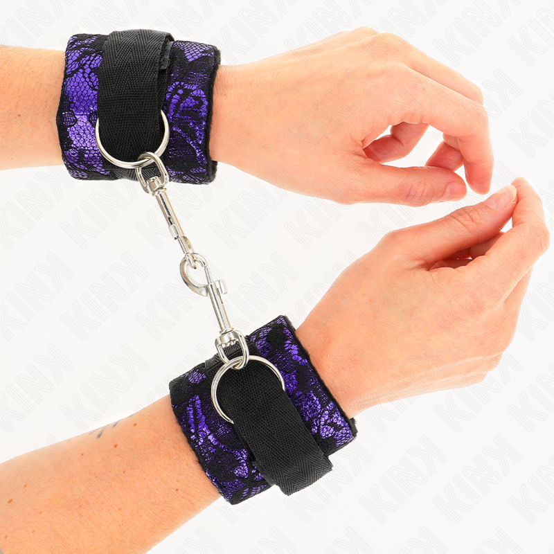 KINK - RESISTENZA DA POLSO CORTA IN PIZZO DI VELLUTO E FASCIA IN NYLON VIOLA/NERO 23 X 6,5 CM - KINK COLLAR & GAG | Lingerie Harness Boutique
