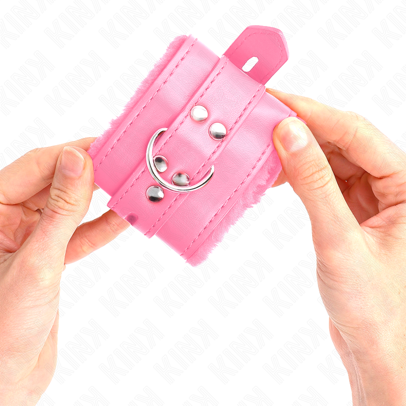 KINK - POLSINI IMBOTTITI IN PELLICCIA CON FORI QUADRI ROSA E CINTURA ROSA REGOLABILE 17-29 CM X 6 CM - Lingerie Harness Boutique | Lingerie Harness Boutique