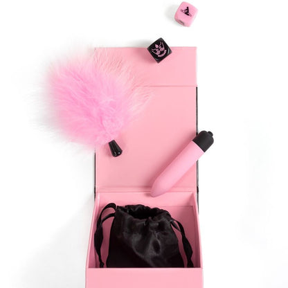 SECRET PLAY - PLEASURES BOX PER COPPIE: DADI + PROIETTILE VIBRANTE + PENNA CON PIUMA - SECRETPLAY 100% GAMES | Lingerie Harness Boutique