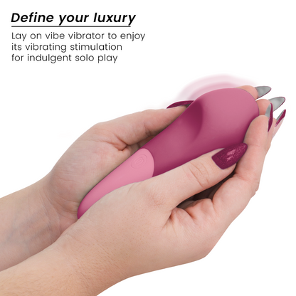 WOMANIZER - VIBE LAY-ON VIBRATORE SILENZIOSO ROSA SCURO - WOMANIZER | Lingerie Harness Boutique